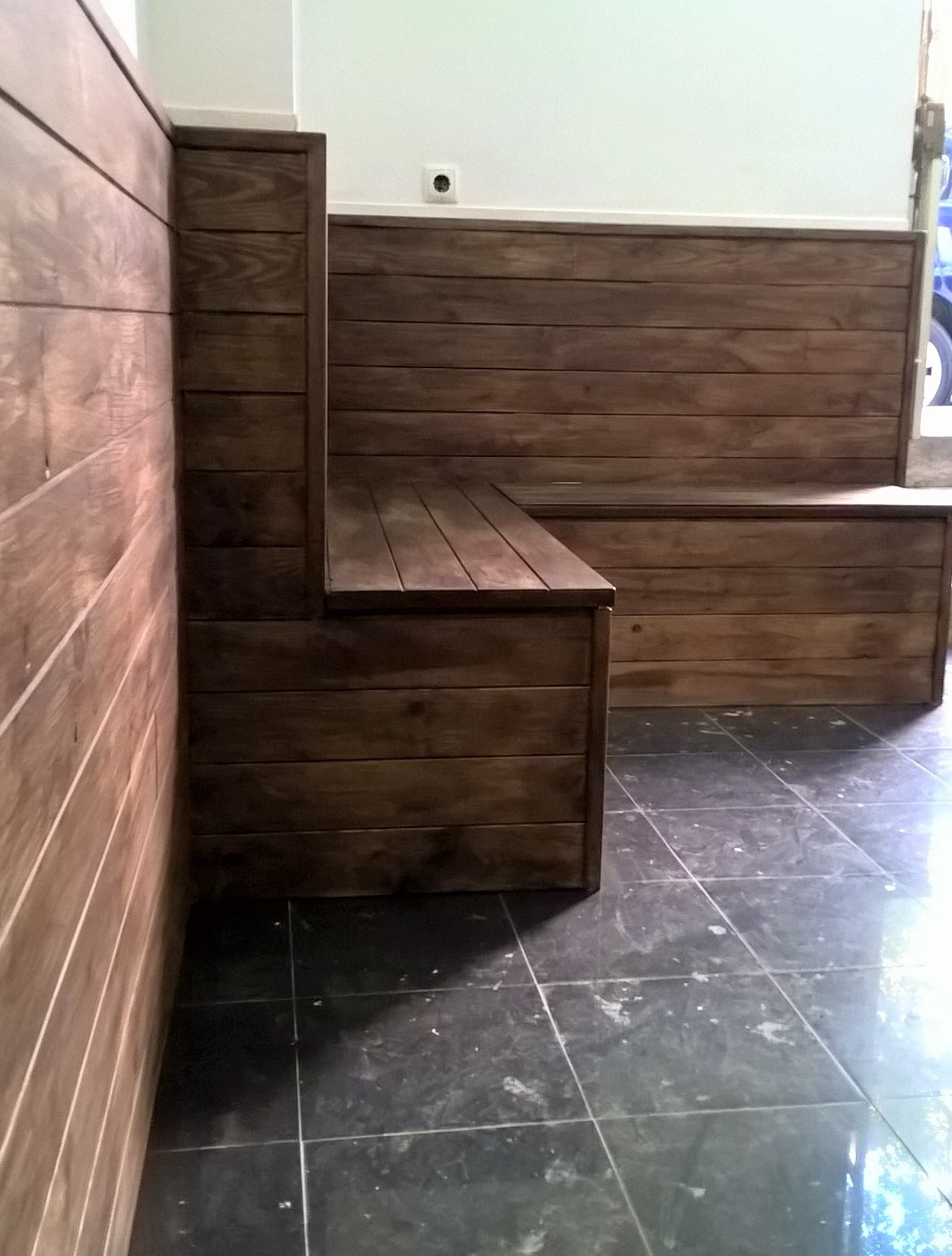 Letreiro e interiores em madeira para café - Signalétique et intérieur en bois pour café