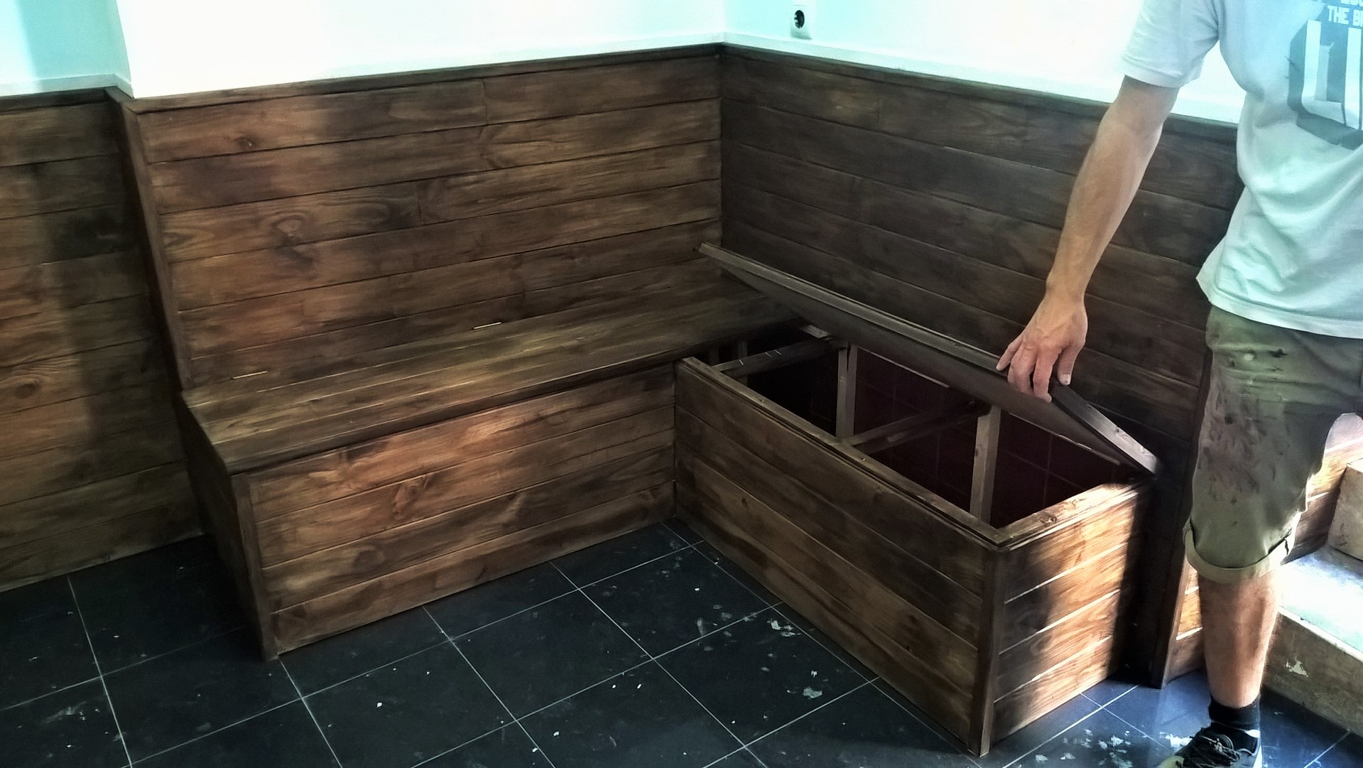 Letreiro e interiores em madeira para café - Signalétique et intérieur en bois pour café