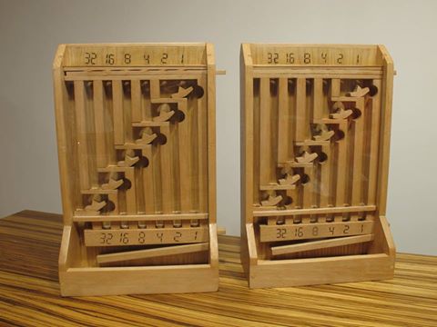 Calculadora mecánica números binários em madeira - Calculatrice mécanique des nombres binaires en bois