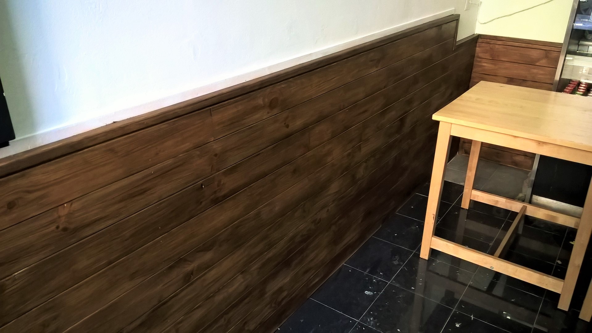 Letreiro e interiores em madeira para café - Signalétique et intérieur en bois pour café