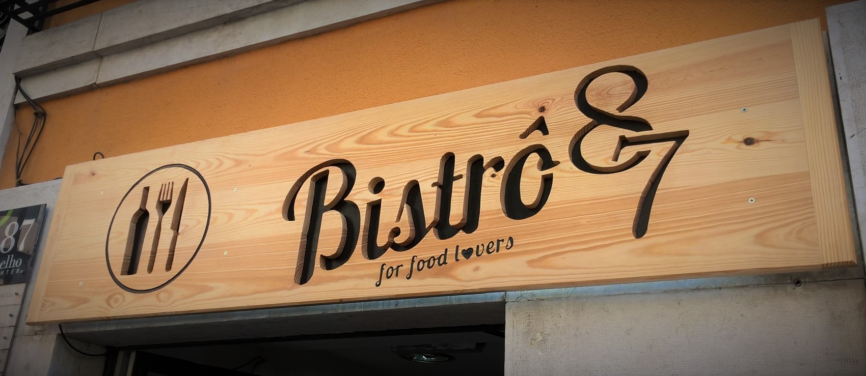 Letreiro e interiores em madeira para café - Signalétique et intérieur en bois pour café
