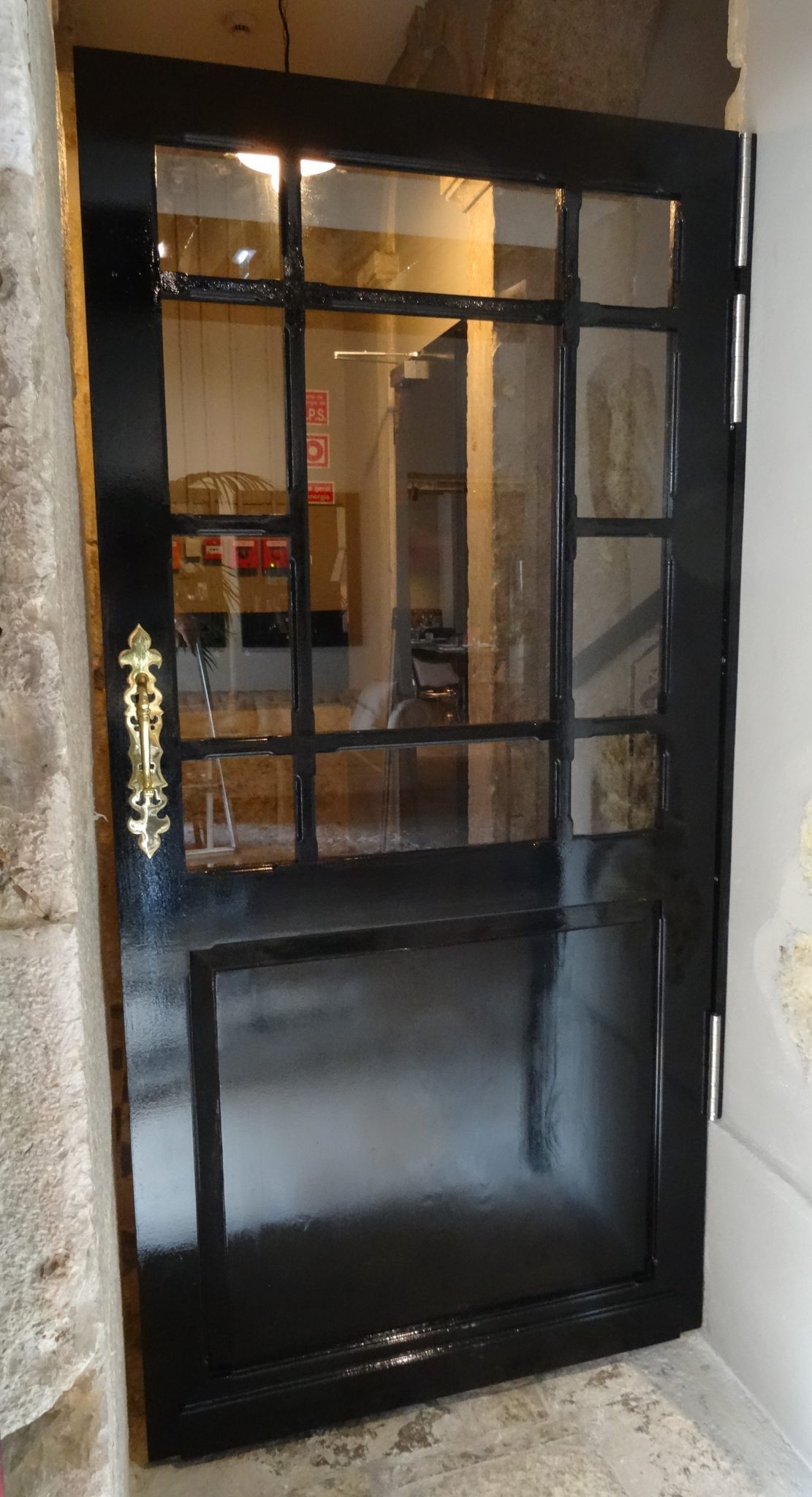 Porta de madeira maciça de estilo clássico - Porte en bois massif de style classique