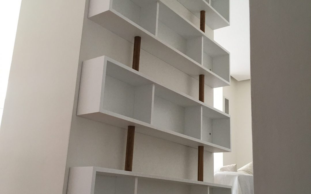 Bibliothèque en valchromat et chêne massif