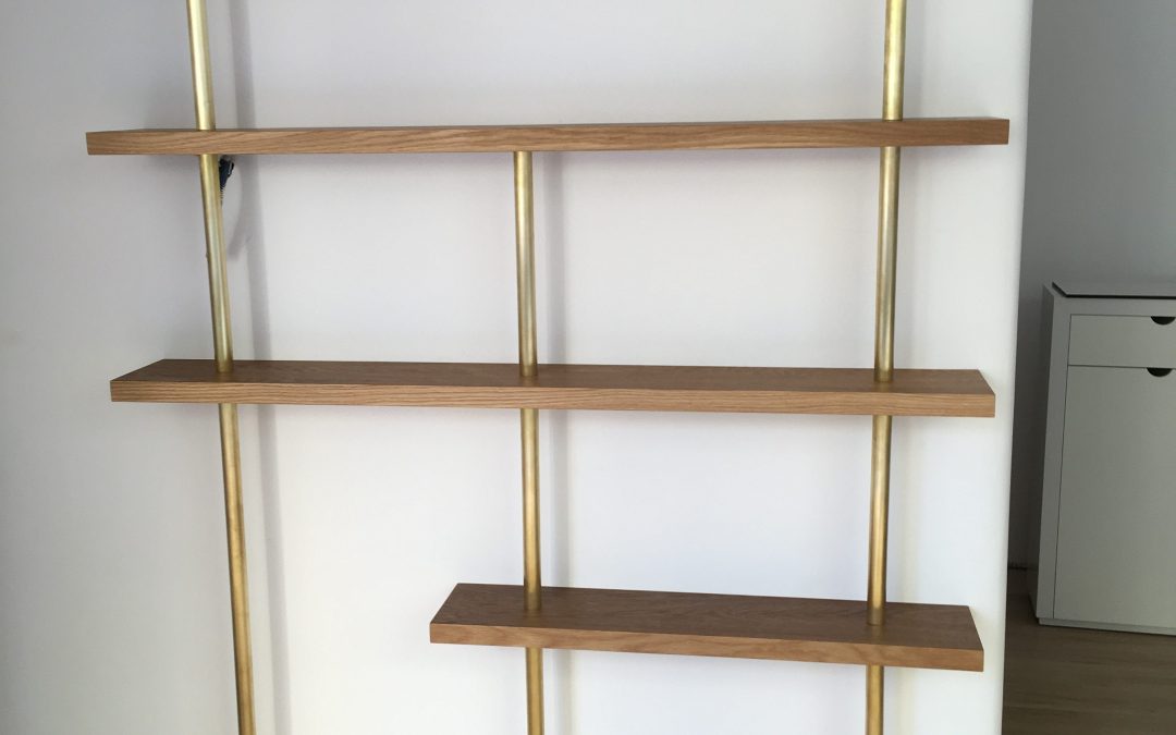 Bibliothèque en chêne et tube en laiton