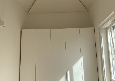 Roupeiro lacado e pinho