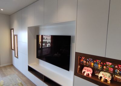 Móvel de sala lacado com vitrines